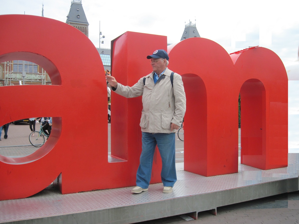 36- Amsterdam- Scritta del logo di Amsterdam e mio marito- si trova nella grande piazza Museumplein(museo Van Gogh-Rijksmuseum- Stedelijk)